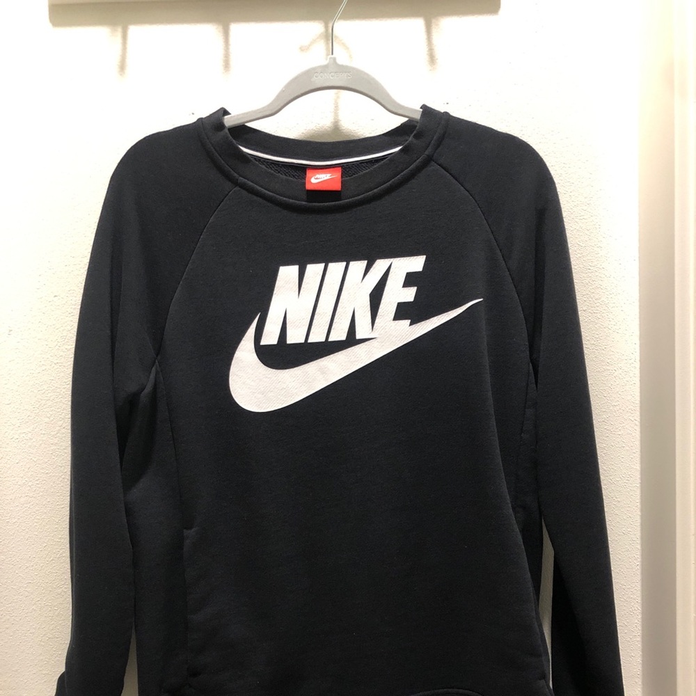 Black and white nike pull over
